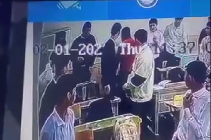 В одной из школ Навои учитель побил двух учеников - видео