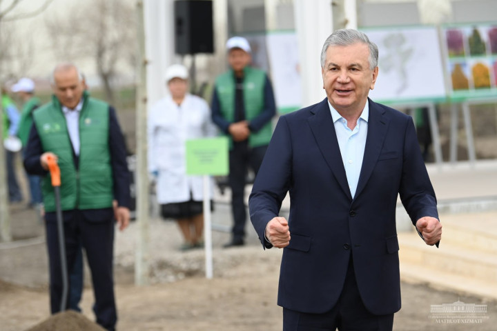 Президент Шавкат Мирзиёев посадил деревья в Парке молодежи в Ташкенте