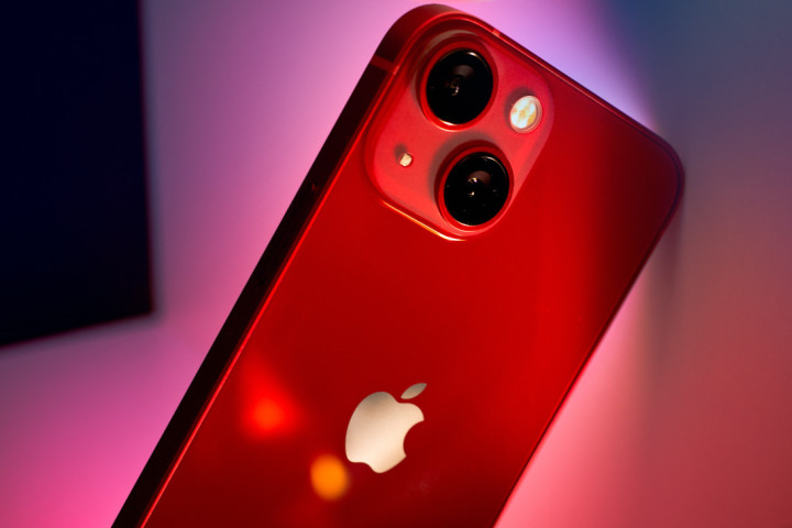 Из-за нехватки чипов Apple сократила производство iPhone 13