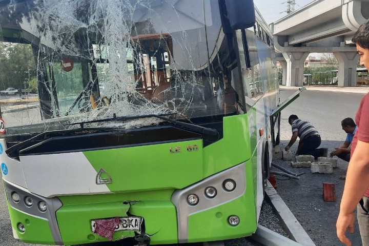 В Ташкенте автобус врезался в бетонный столб, пострадавших нет