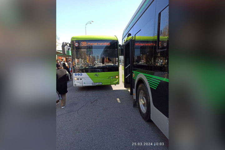 В Ташкенте возле станции метро «Ойбек» произошло ДТП с участием автобусов