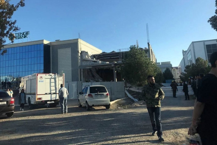 В Бухаре при обрушении конструкций недостроенного здания пострадал рабочий