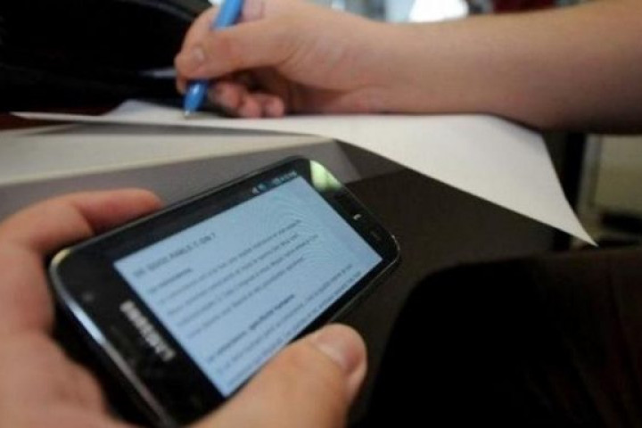 Сколько абитуриента не предупреждай, а он все в телефон смотрит