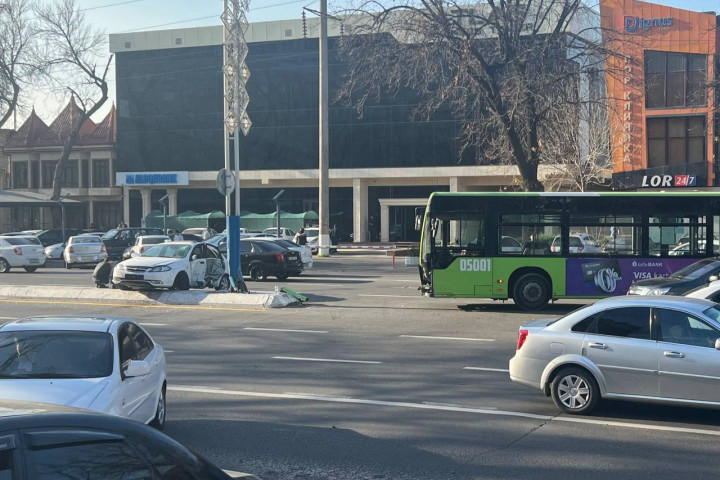 В Ташкенте автобус столкнулся с легковым автомобилем