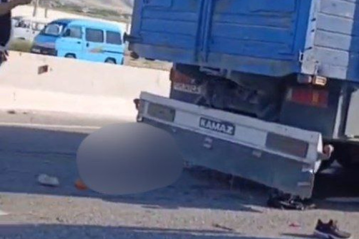 В Самаркандской области грузовик совершил наезд на трех пешеходов – двое детей погибло