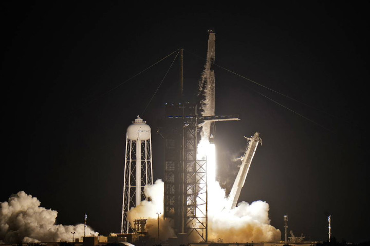 SpaceX впервые запустила корабль с полностью гражданским экипажем