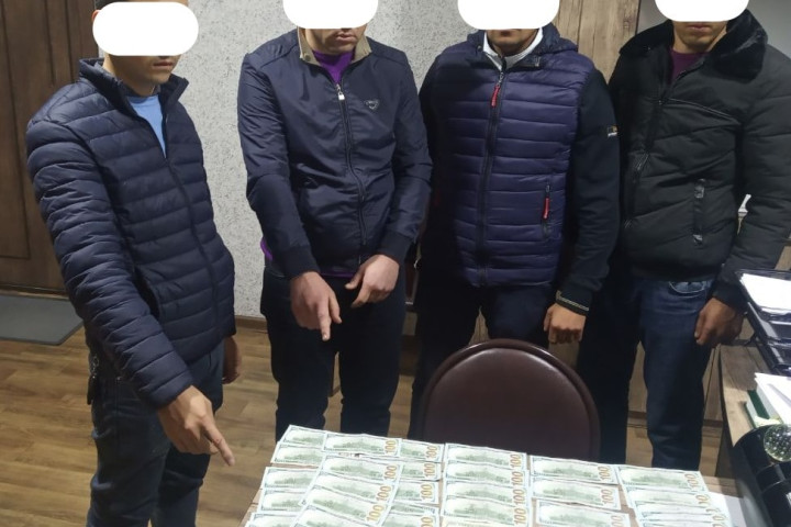 В Самарканде специалист Агентства госуслуг попался на получении взятки в размере 12 тысяч долларов