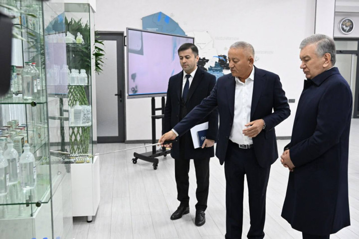 Шавкат Мирзиёев посетил фармацевтическое предприятие в Сырдарьинском районе