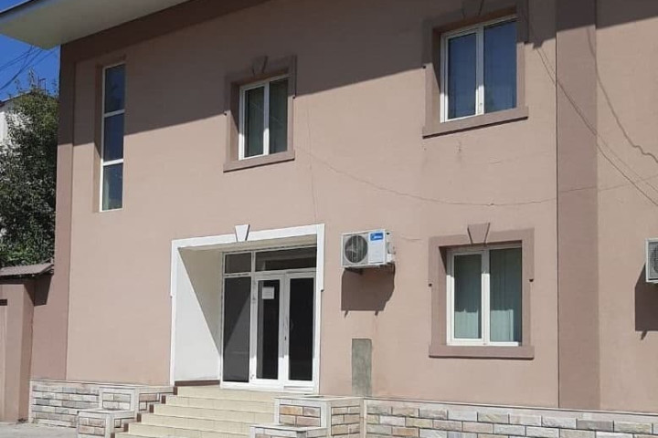 В Янгиюле должник по алиментам напал с ножом на бывшую жену в здании БПИ 