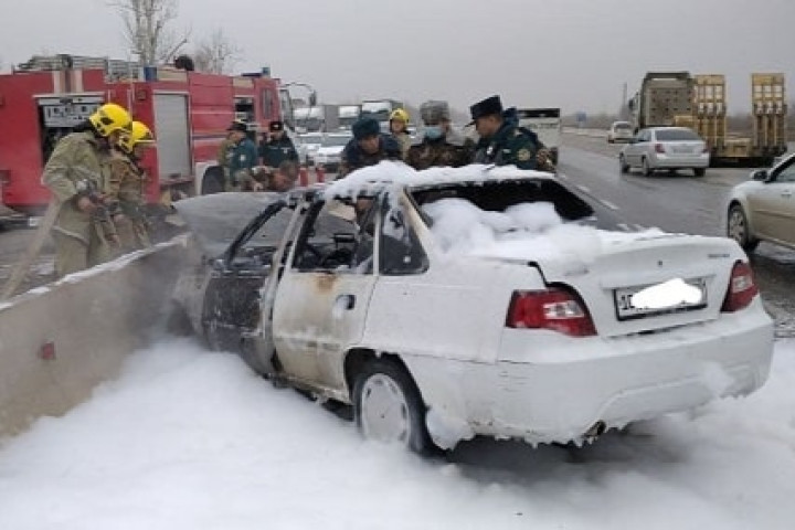 В Джизакской области в результате ДТП сгорела «Нексия»