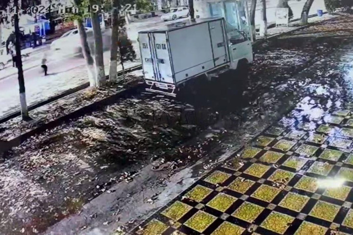 В Джизаке автомобиль насмерть сбил двух девочек на пешеходном переходе – видео