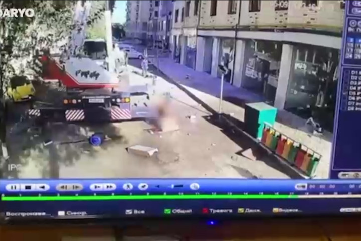 В Бухаре погибли двое рабочих, выпавших из автокрана