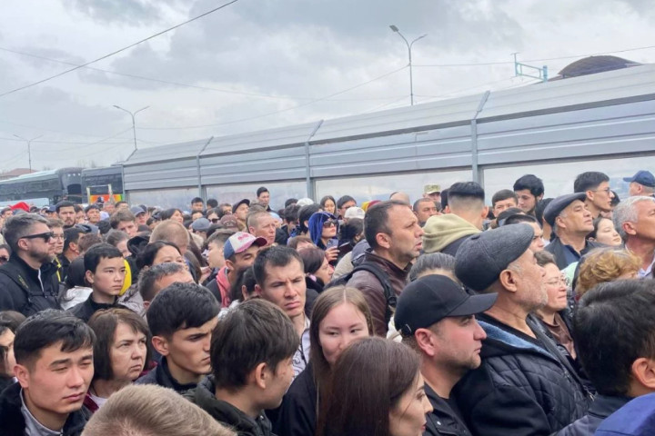 СМИ: На погранпереходах между Казахстаном и Узбекистаном образовались заторы из людей и машин