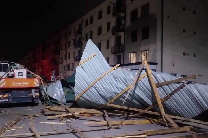 Крышу снесло: сильный ветер повредил кровлю многоквартирного дома в Самарканде