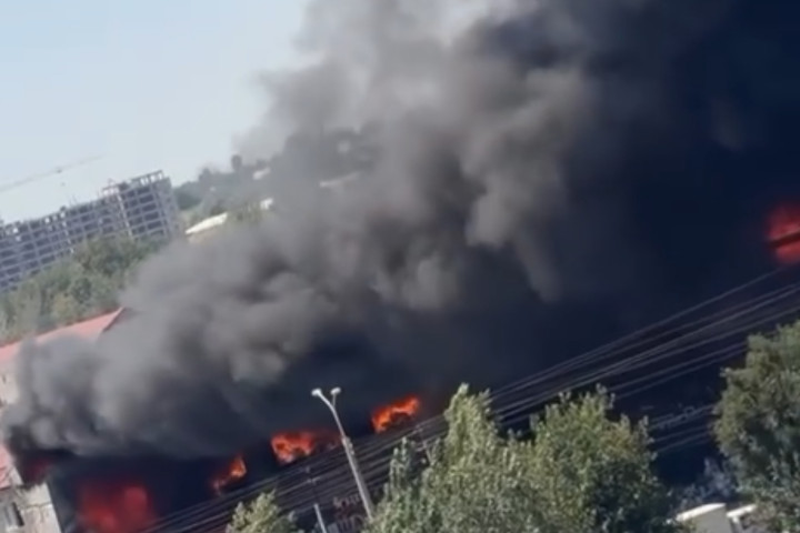 В Ташкентской области произошел крупный пожар на рынке «Изза»