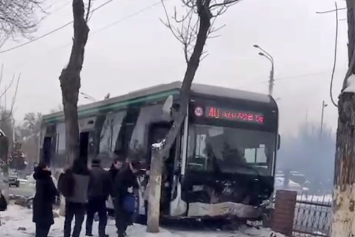 В Ташкенте электробус врезался в дорожное ограждение, водитель госпитализирован - видео