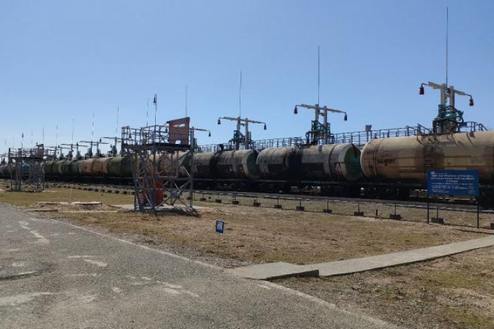 Казахстан приступил к отгрузке 25 тысяч тонн российской нефти в Узбекистан