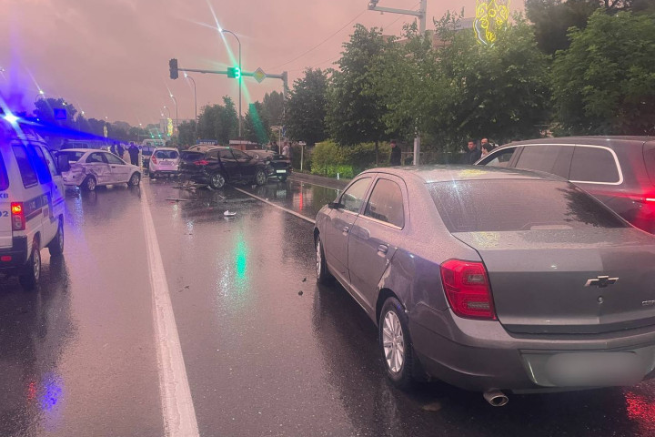 В Самарканде автомобиль BYD столкнулся с пятью машинами