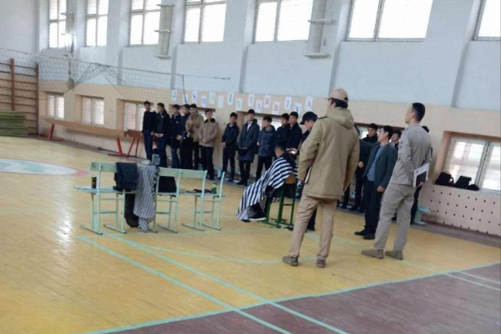 В Навои школьникам постригли длинные волосы во время уроков, собрав их в спортзале