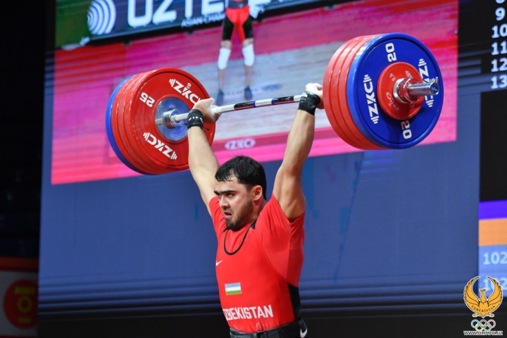 Тяжелоатлет Акбар Джураев стал абсолютным чемпионом Азии