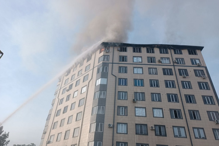 В Навои пожар повредил восемь квартир в многоэтажном доме