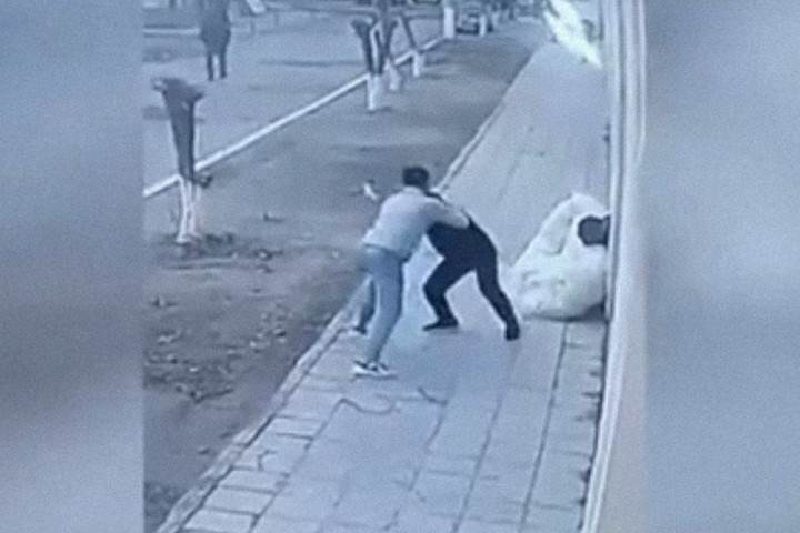 В Самаркандской области на территории Пастдаргомского вещевого рынка несколько человек устроили потасовку