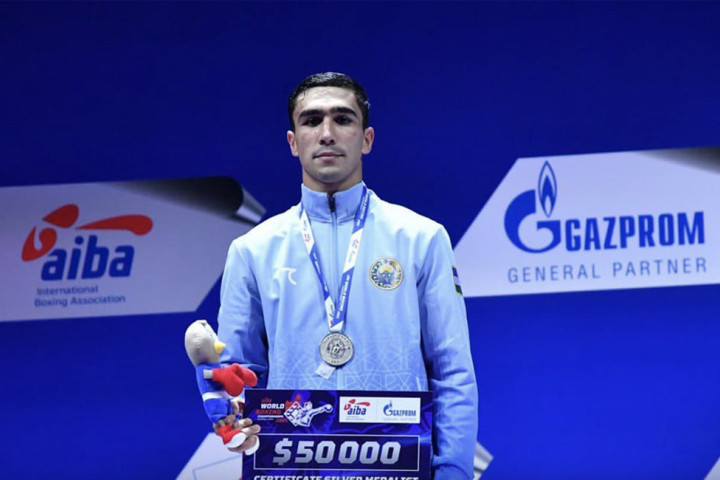 Боксер Абдумалик Халаков на пьедестале почёта чемпионата мира по боксу