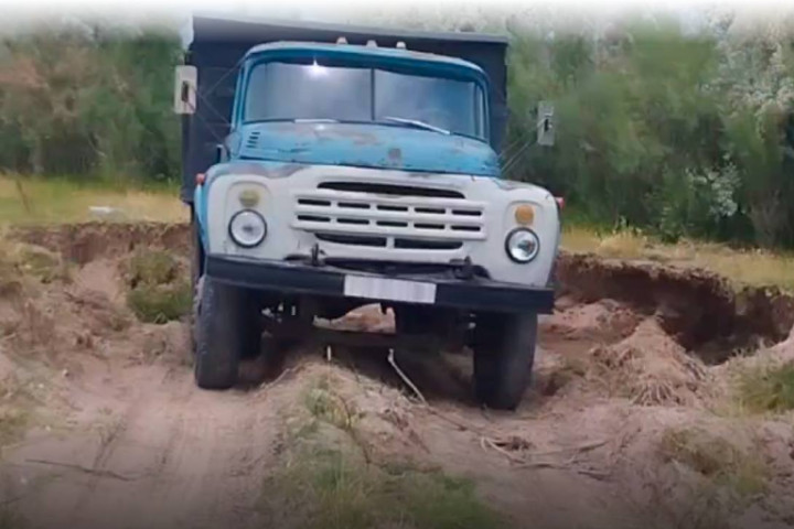 В Чиназе незаконно добывали песок и гравий на Чирчике