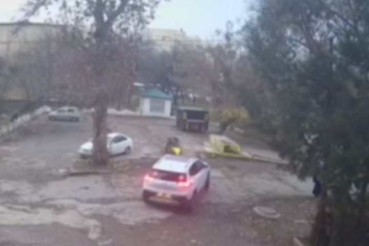 В Ташкенте кроссовер наехал на двоих детей во дворе дома - видео