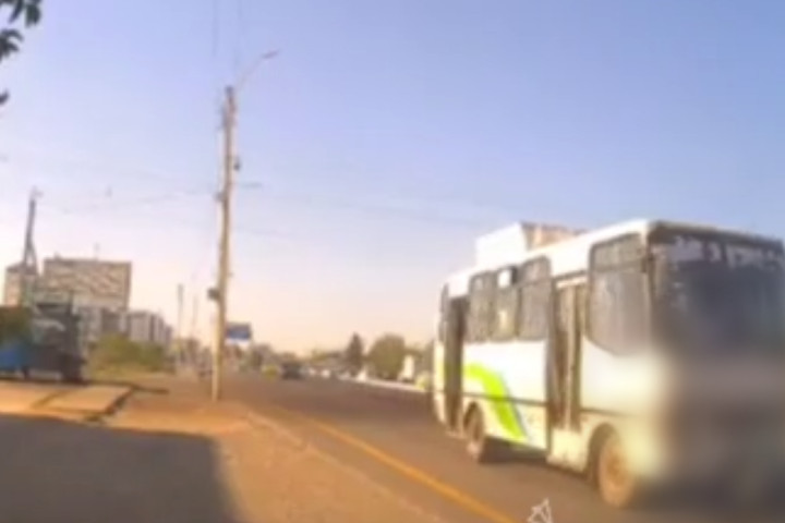 В Бухаре мужчина покончил жизнь самоубийством, бросившись под автобус
