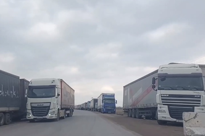 СМИ: На узбекско-таджикской границе выстроилась очередь из грузовых автомобилей