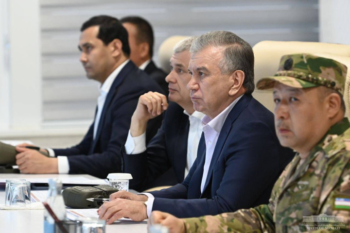 Президент Узбекистана наблюдал за батальонными тактическими учениями в Сурхандарье