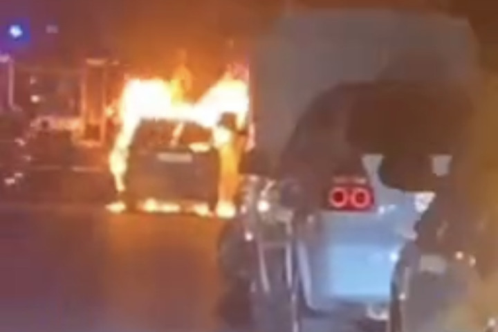 В Фергане произошло возгорание автомобиля, в котором якобы находилась женщина в положении