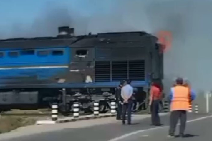 В пассажирском поезде Мангистау - Нукус произошел пожар - видео