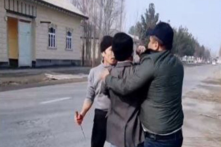В Фергане должник напал с ножом на сотрудников службы водоснабжения - видео
