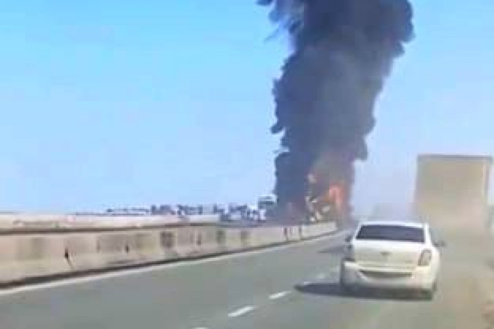 На трассе в Джизакской области загорелся грузовик — подробности
