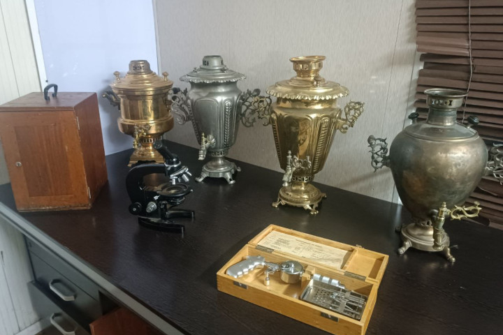 Таможенники пресекли незаконный вывоз из Узбекистана старинных самоваров, микроскопа и медоборудования