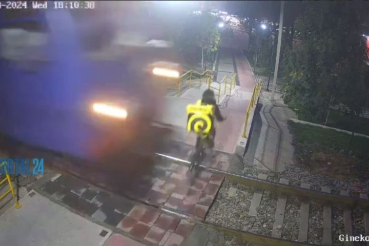 В Ташкенте поезд сбил на ж/д переезде подростка