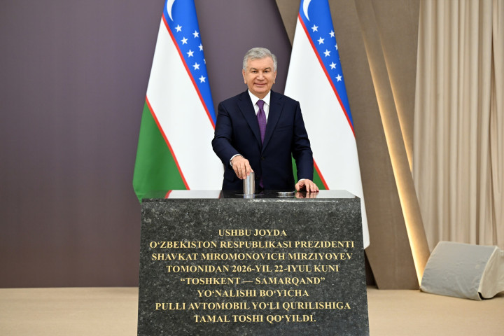 Шавкат Мирзиёев заложил первый камень в основание платной шестиполосной дороги Ташкент - Самарканд