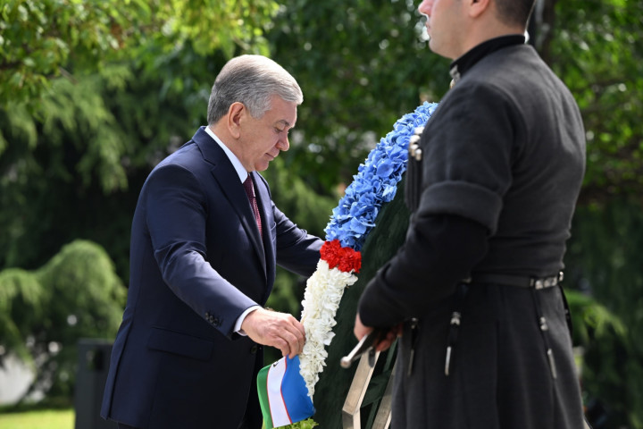 Президент Узбекистана возложил венок к подножию Мемориала героев в Тбилиси