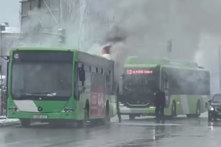 В Ташкенте и Ташкентской области на дороге загорелись автобусы - видео