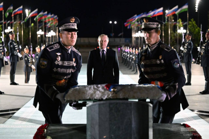 Владимир Путин возложил венок к Монументу независимости в парке "Новый Узбекистан" — фото