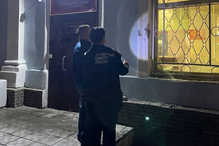 В Нижегородской области России водитель из Узбекистана краном КАМАЗа повредил здание полиции