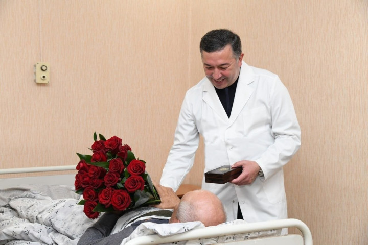 Сотруднику скорой помощи, получившему травмы на вызове, вручили нагрудный знак «Отличник здравоохранения»