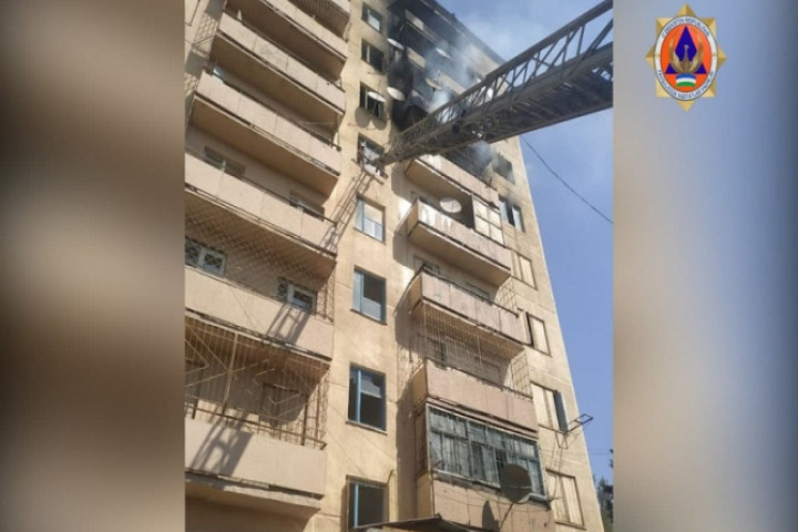 В квартире многоэтажного дома в Ангрене произошел пожар