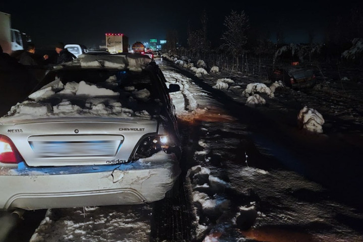 В Ахангаранском районе из-за непогоды столкнулись 10 автомобилей