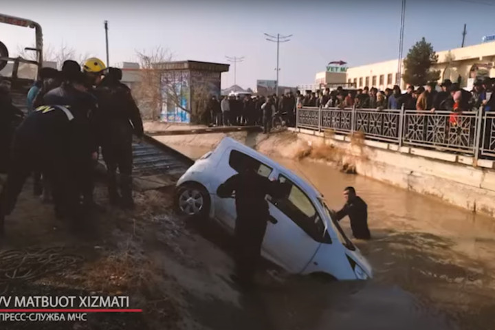 В Бухаре спасатели достали еще один съехавший в канал автомобиль