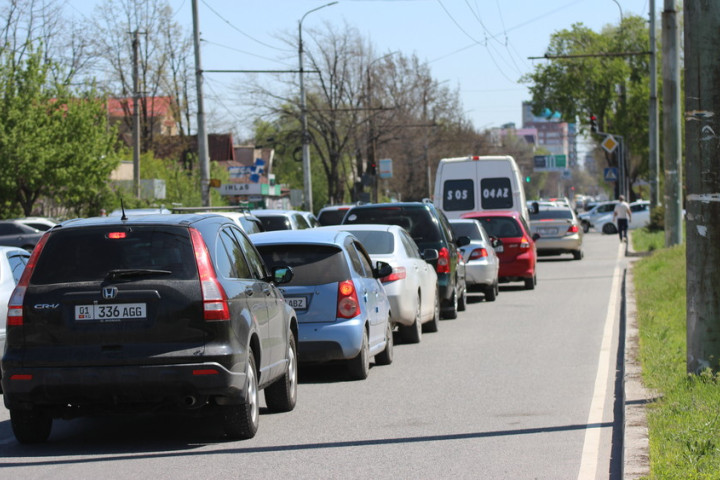 Мэрия Бишкека предложила запретить автомобилям передвигаться по городу раз в неделю