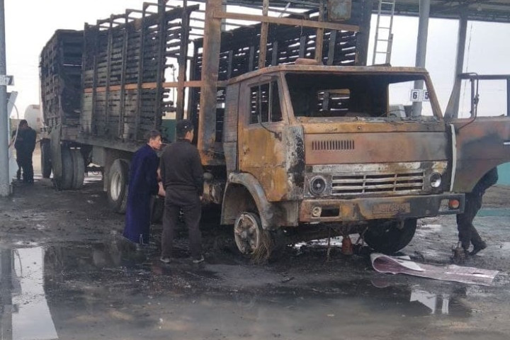 На газозаправочной станции в Кашкадарье сгорел «Камаз»