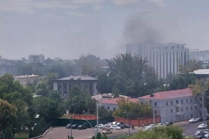 В Ташкенте загорелся строящийся бизнес-центр